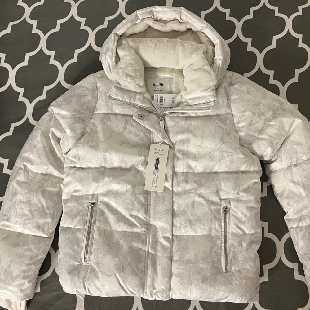 White camo Hollister puffer coat with faux fur lining